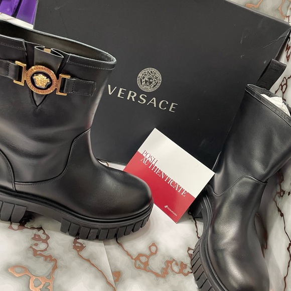 VERSACE BOOTIE H. 25 VITELLO
NERO-ORO NEW IN BOX SIZE 38.5 - Picture 6 of 13